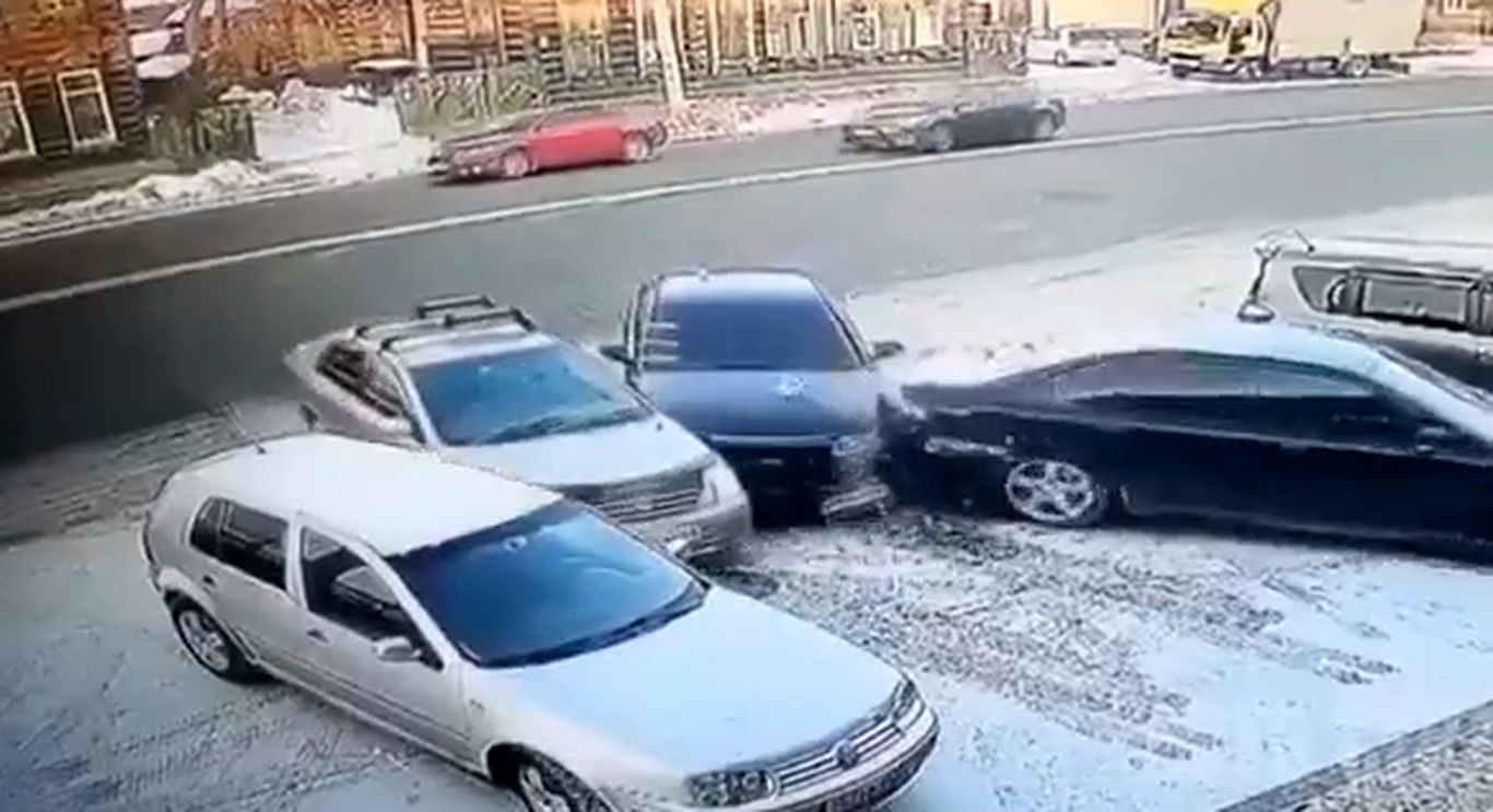 (ویدئو) تصادف خنده‌دار دو خودرو حین پارک کردن