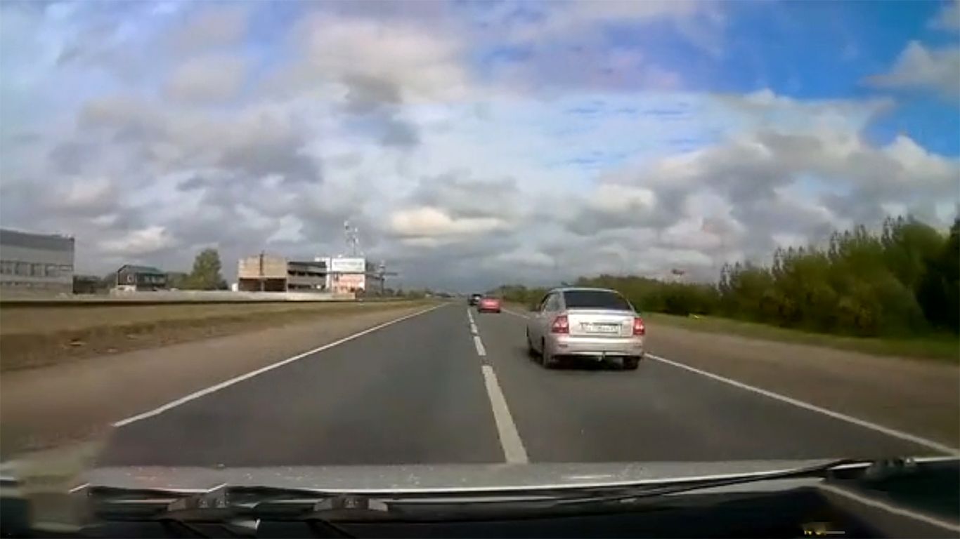 (ویدئو) پشتک زدن وحشتناک یک خودرو پس از سبقت‌