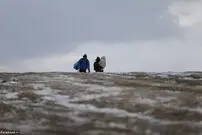 تصاویر/ رنج مهاجران پیاده در سرمای اروپا
