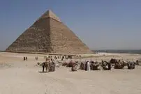 ماجرای مردی که از اهرام ثلاثه مصر بالا رفت