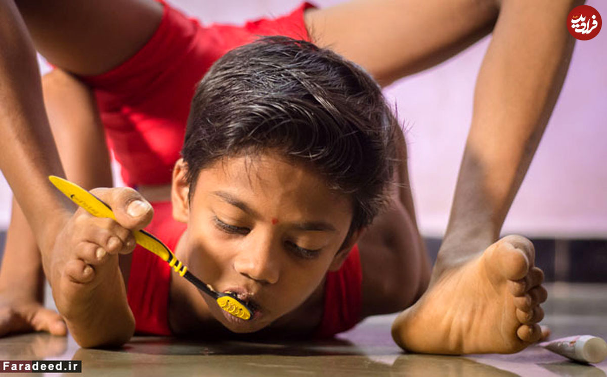 تصاویر/ انعطاف خارق‌العاده بدن نوجوان هندی