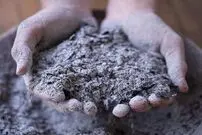 (ویدئو) خاکستر خوردن برای تسکین غم؛ رسم عجیب مرد‌ها در ترکیه