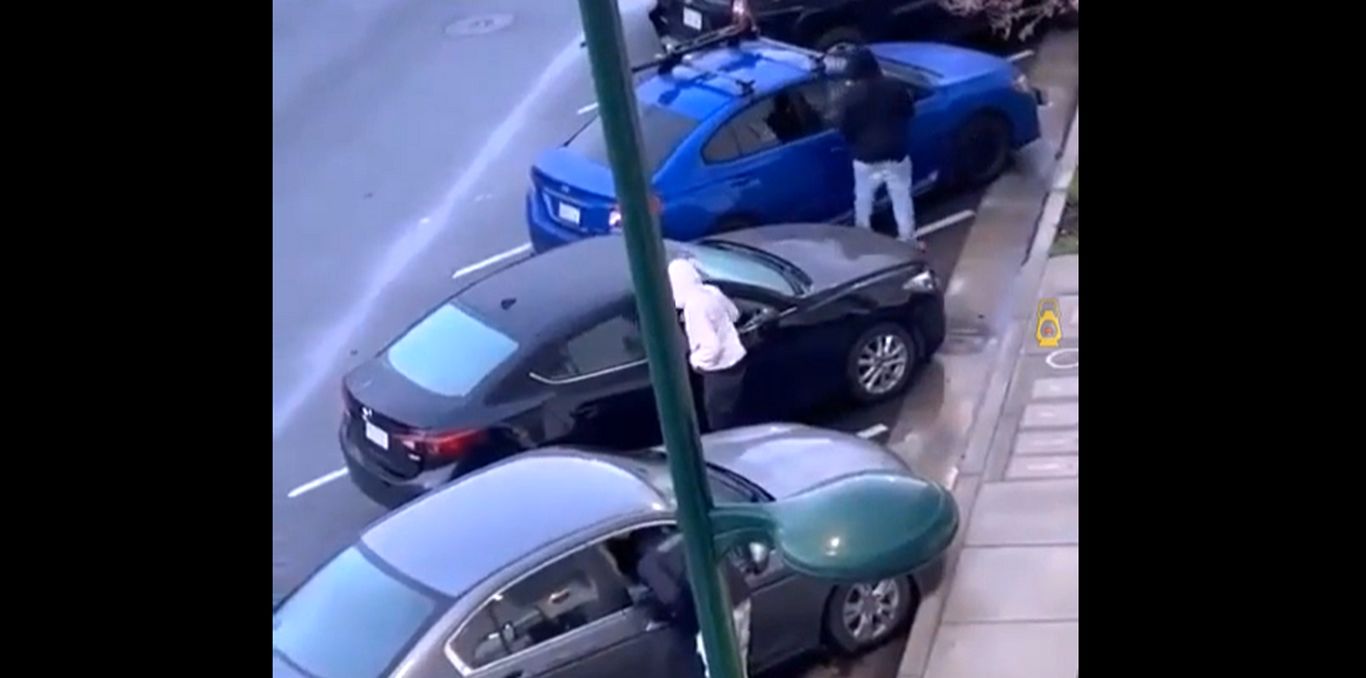 (ویدئو) سرقت همزمان سه خودرو توسط سه دزد حرفه‌ای