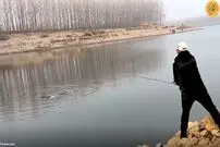 (ویدئو) نجات مجزه آسای دختر غرق شده با قلاب ماهیگیری!