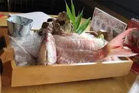 (ویدئو) خوردن ماهی زنده توسط چینی‌ها در رستوران!