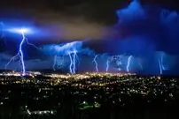 (ویدئو) لحظه ترسناک برخورد صاعقه به بلندترین ساختمان نیویورک