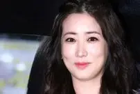 عکس| سفر زمان؛ مرتب کردن موهای «بانو یئون» (امپراتور بادها) در پشت‌صحنه سریال «افسانۀ او»