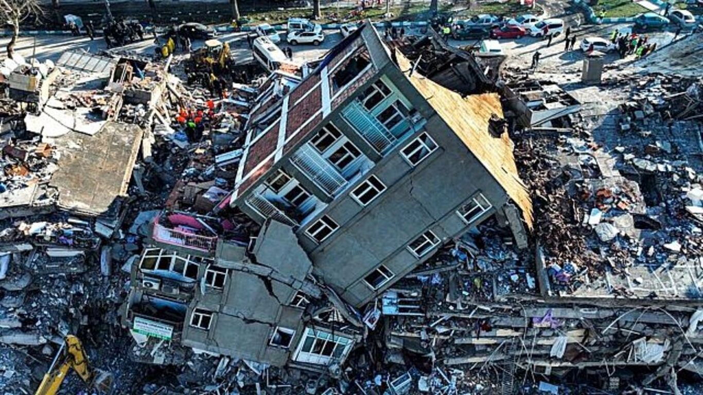 (ویدئو) لحظه وحشتناک ریزش ساختمان چند طبقه در ترکیه حین تخریب