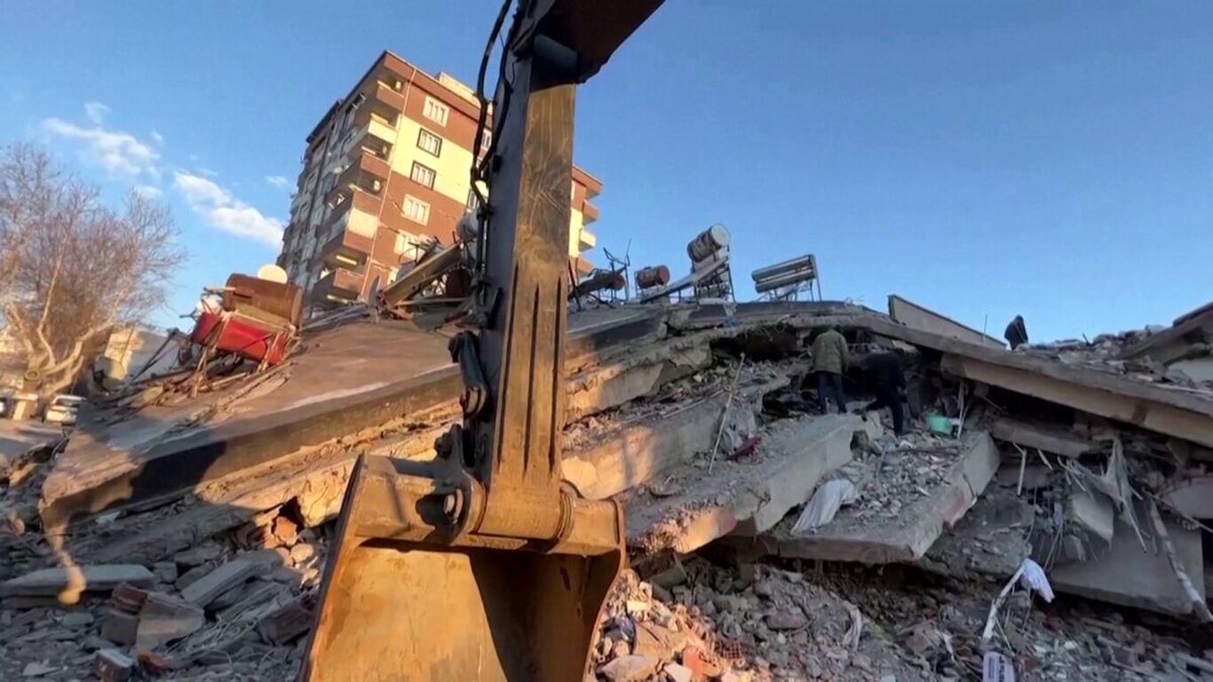 (ویدئو) واکنش تند مجری ترکیه از ریزش عجیب خانه‌های نوساز