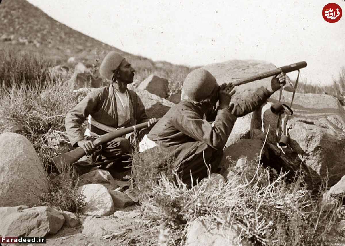 دو سرباز قجری با تفنگ و دوربین