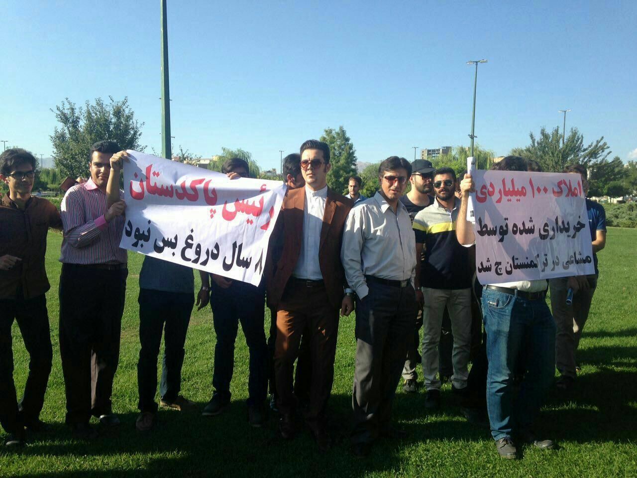 تصاویر/ اعتراض به حضور احمدی‌نژاد در قزوین!