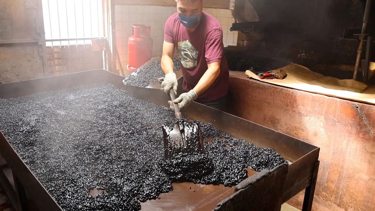 (ویدئو) کارگاه تهیه قهوه باستانی در مالزی؛ فرآیند سنتی تولید قهوه نانیانگ