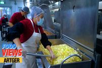 ببینید؛ تهیه غذا برای 6000 معدنچی در بزرگ‌ترین آشپزخانه مغولستان در بیابان گوبی!
