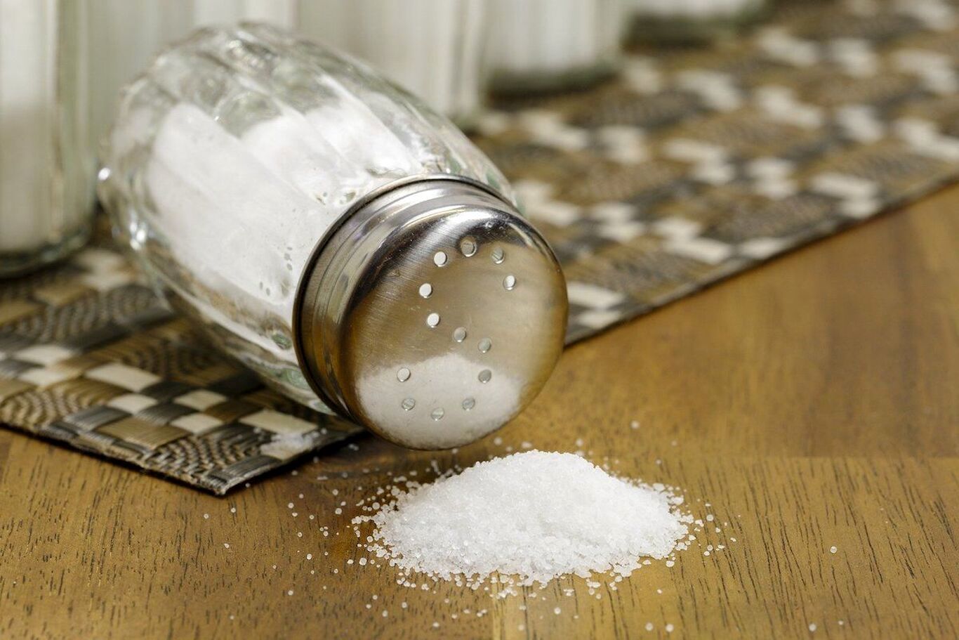 بلاهای خطرناکی که خوردن نمک زیاد بر سرتان می‌آورد