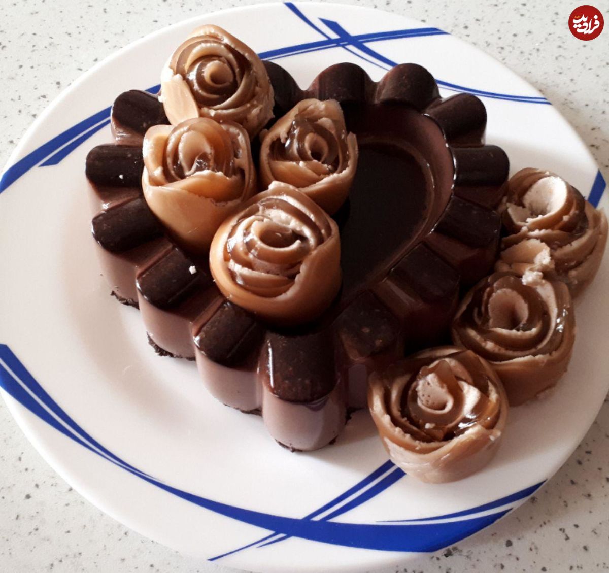 پاناکوتای شکلاتی با گلهای رز کولایی
