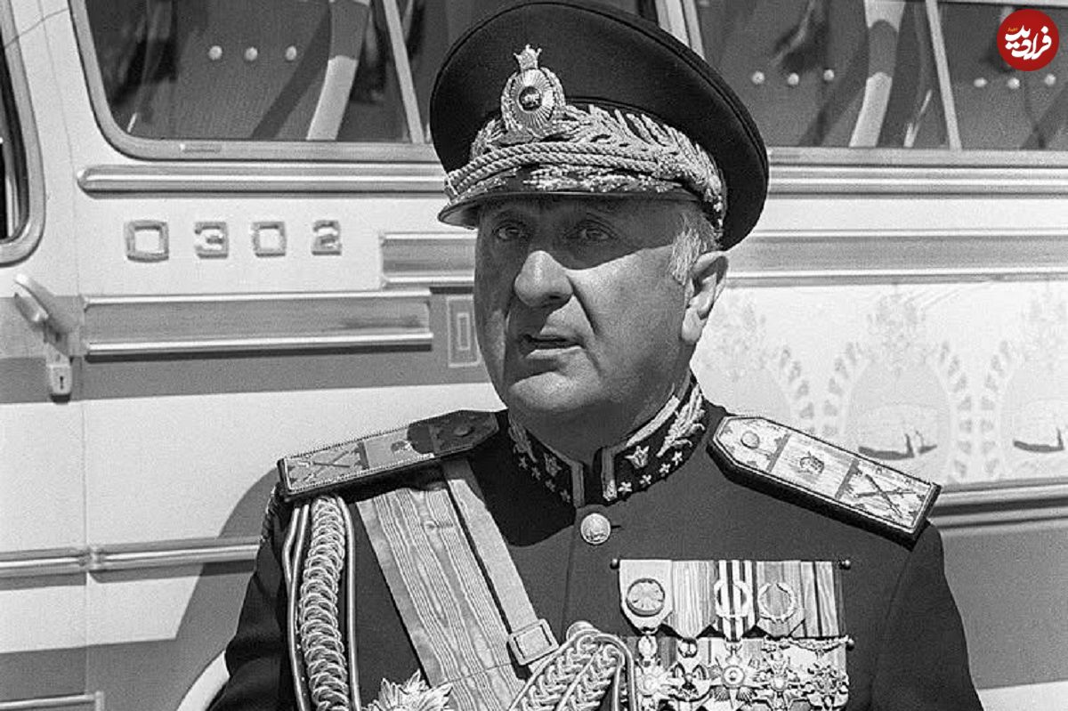 عکس؛ سفر در زمان؛ «رئیس سوم ساواک در حال گفتگو با رئیس اول ساواک»؛ دهه 30