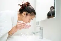 ۵ اشتباه رایج در شستن صورت که شاید ندانید!