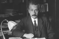 (عکس) پسر ۸ ساله روی دست اینشتین بلند شد!