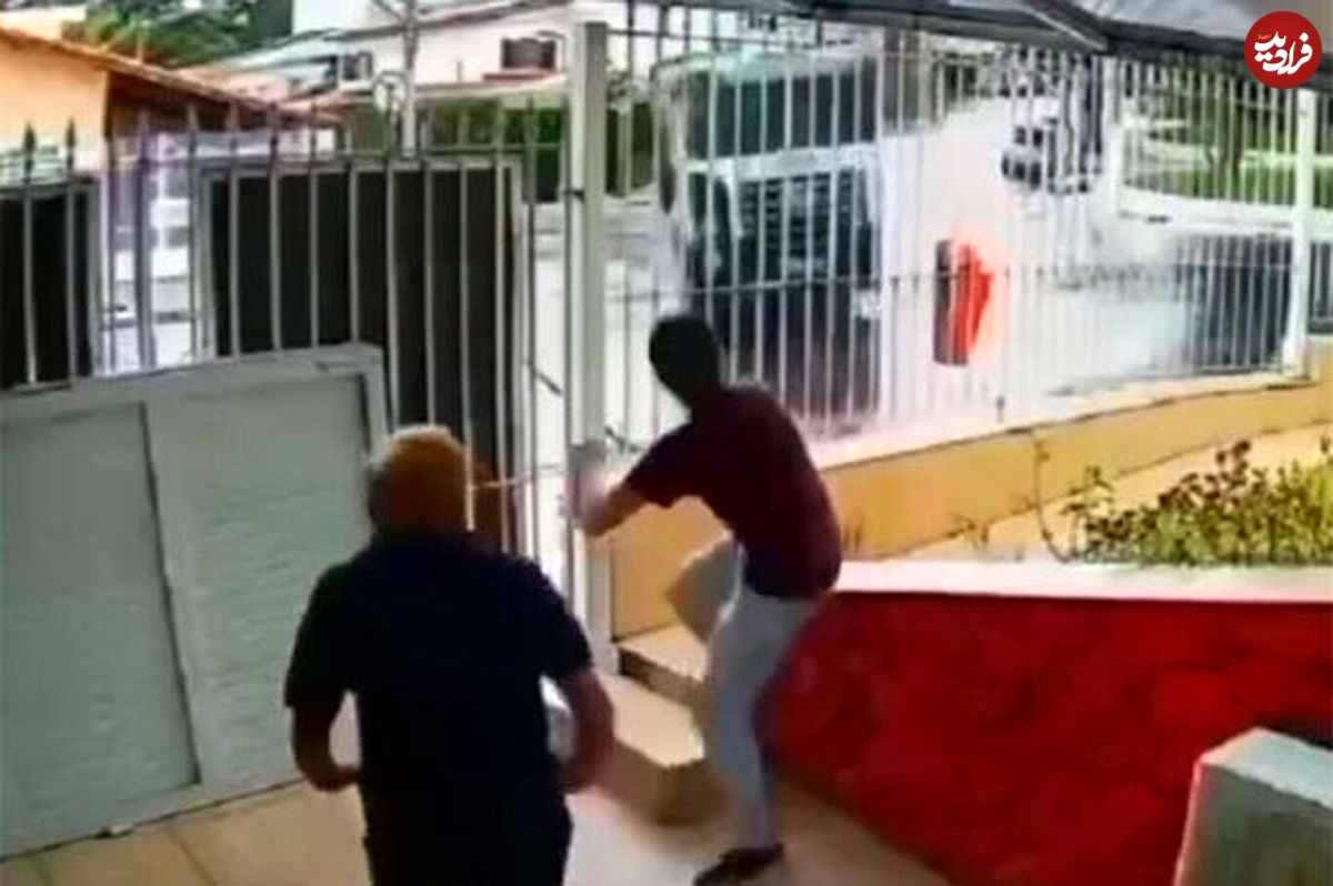 (ویدئو) نجات معجزه آسا یک مرد از تصادف وحشتناک با یک تریلی