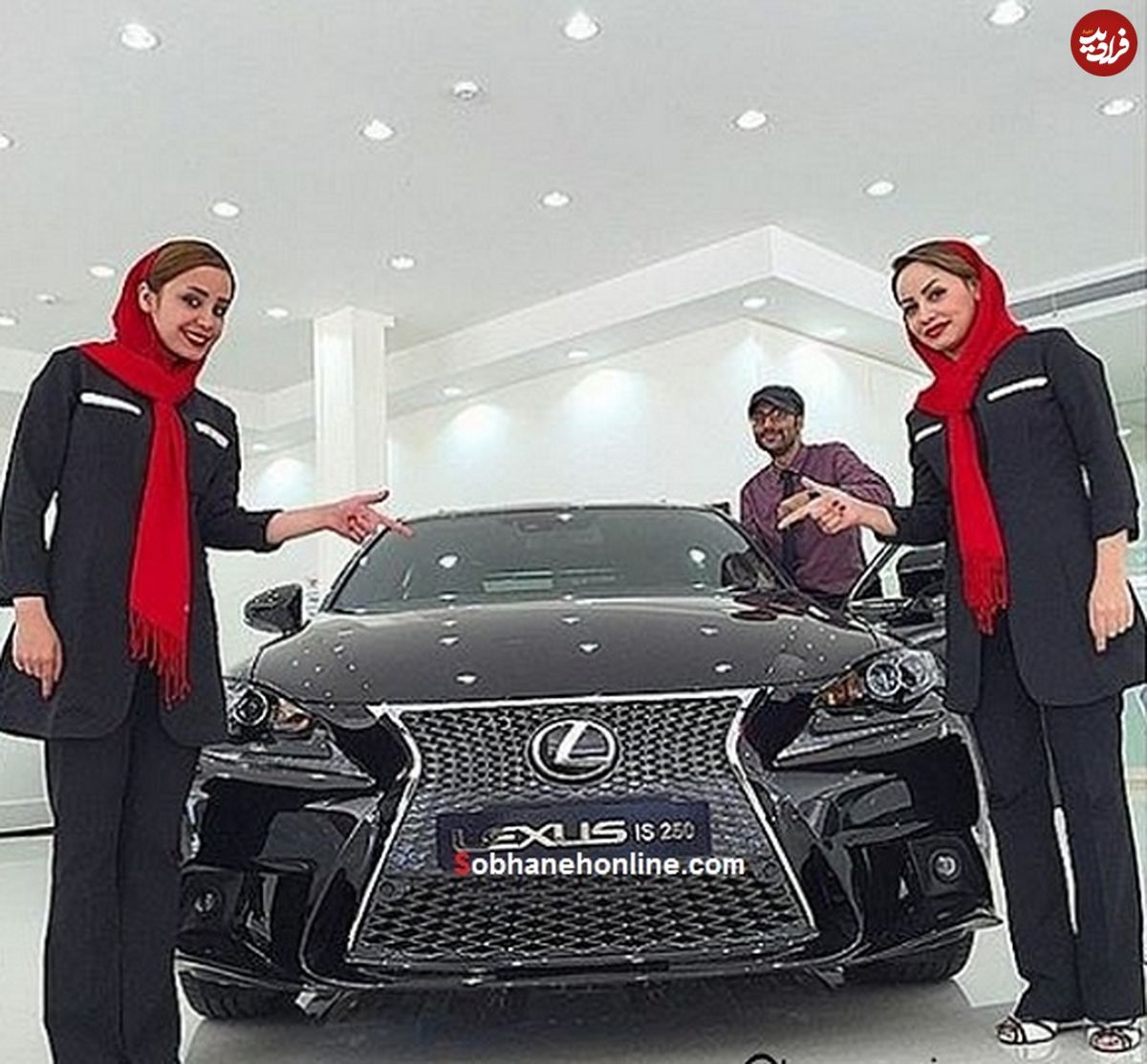 (تصویر) استفاده از زنان ایرانی برای تبلیغ لکسوس