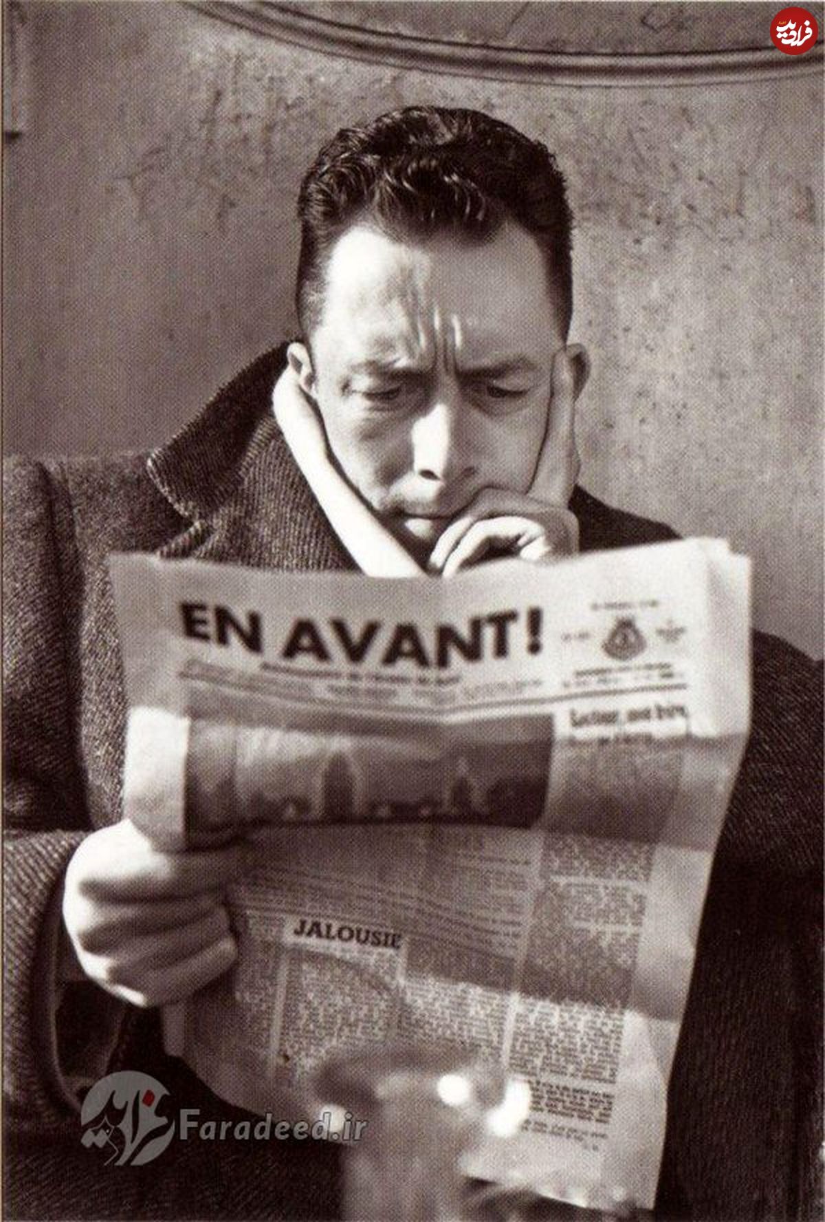 عکس/ آلبر کامو در حال خواندن روزنامه