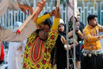 تصاویری از رنگی‌ترین تئاتر خیابانی در کنار مترو