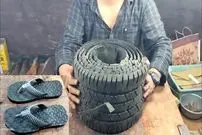 ببینید| فرآیند درست کردن صندل با لاستیک قدیمی خودرو به روش کفاش اندونزیایی