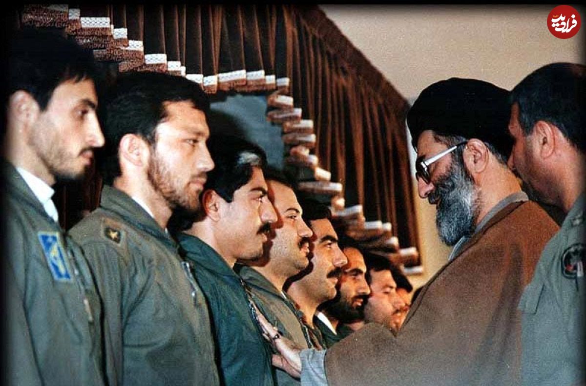 عکس؛ سفر در زمان؛ «رهبر انقلاب» در حال گفتگو با «صیاد شیرازی» در ایام جنگ؛ دهه 60