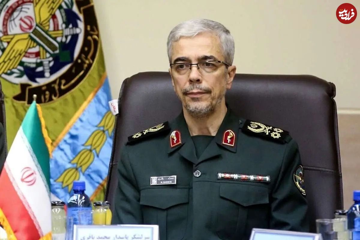 عکس؛ سفر در زمان؛ سرلشکر باقری و سرلشکر موسوی در حال بازدید از پهپادهای ارتش؛ سال 1401