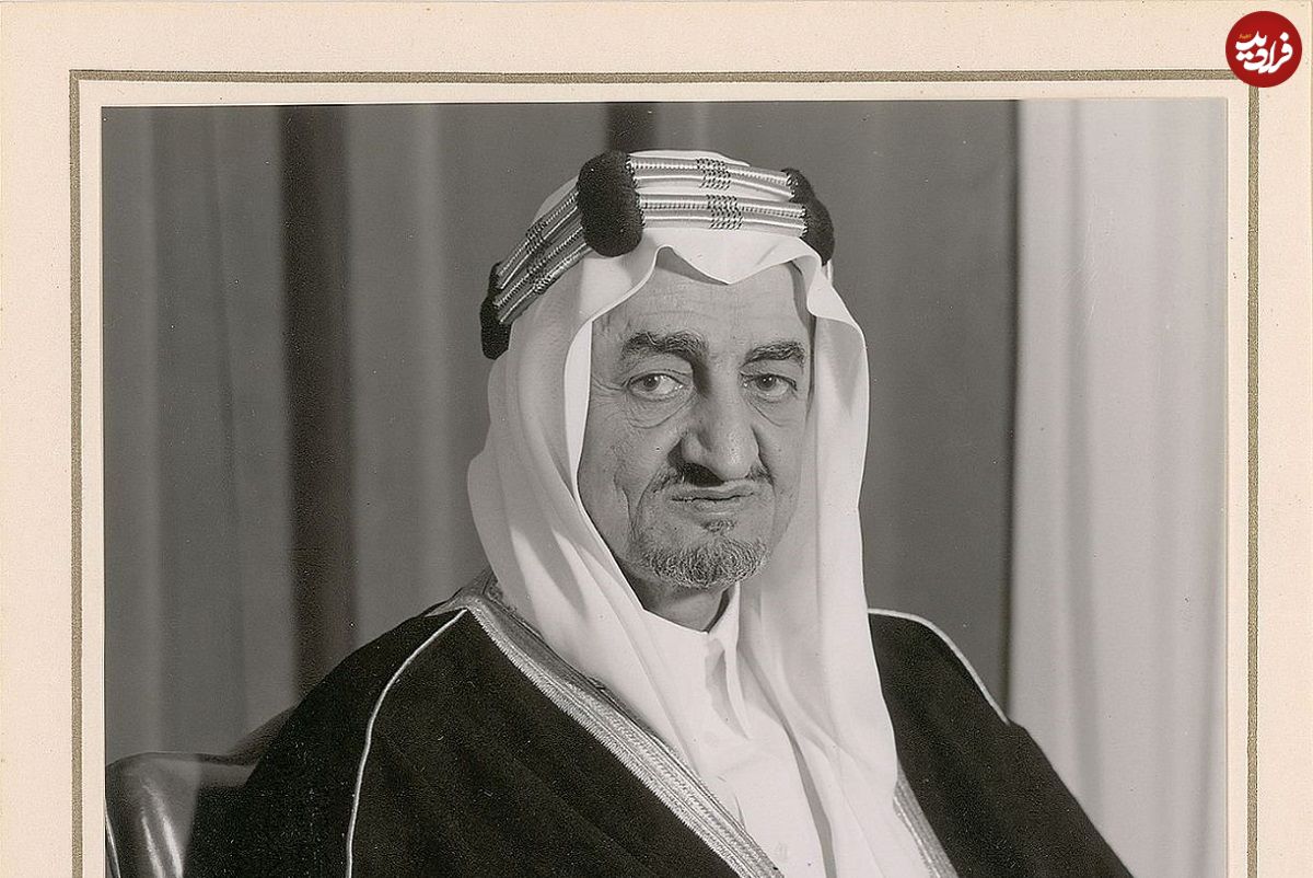 عکس| سفر در زمان؛ «ملک فیصل، پادشاه عربستان» در حال ورود به کعبه؛ سال 1308