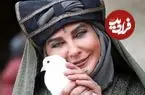 عکس| سفر زمان؛ تیپ و چهره باورنکردنی «لعیا زنگنه» روی صحنه تئاتر؛ سال 98