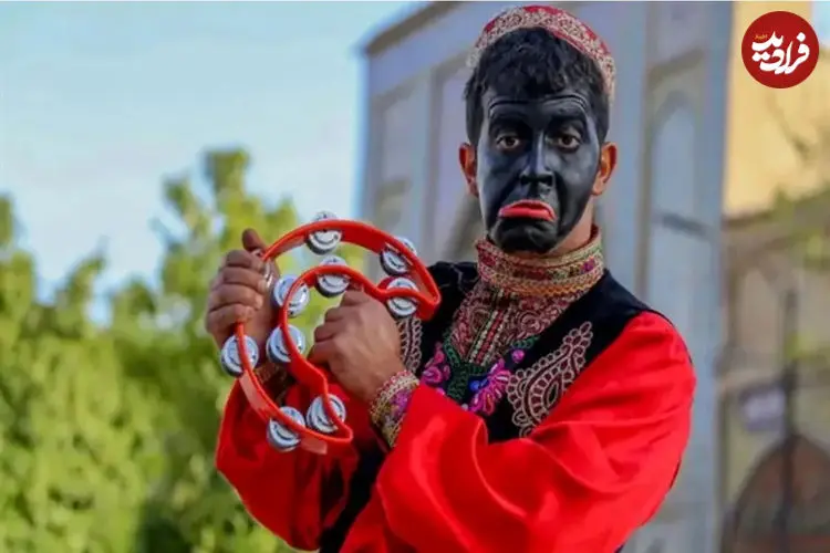 حاجی فیروز کیست؟ بررسی فلسفه و تاریخچه شخصیت سیاه‌چهره نوروز ایرانی‌ها