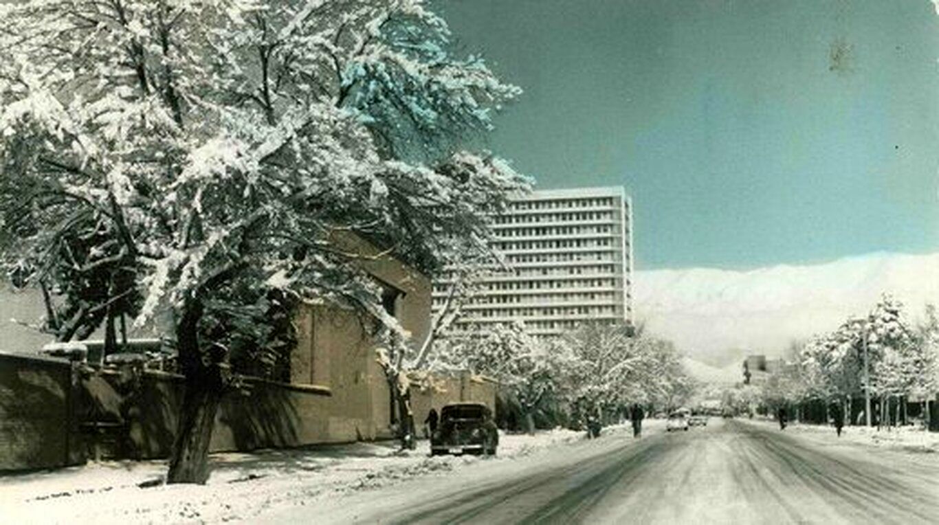 (عکس) تصاویر جالب خیابان‌های برفی تهران در دهه ۵۰ ؛ از حافظ تا تجریش