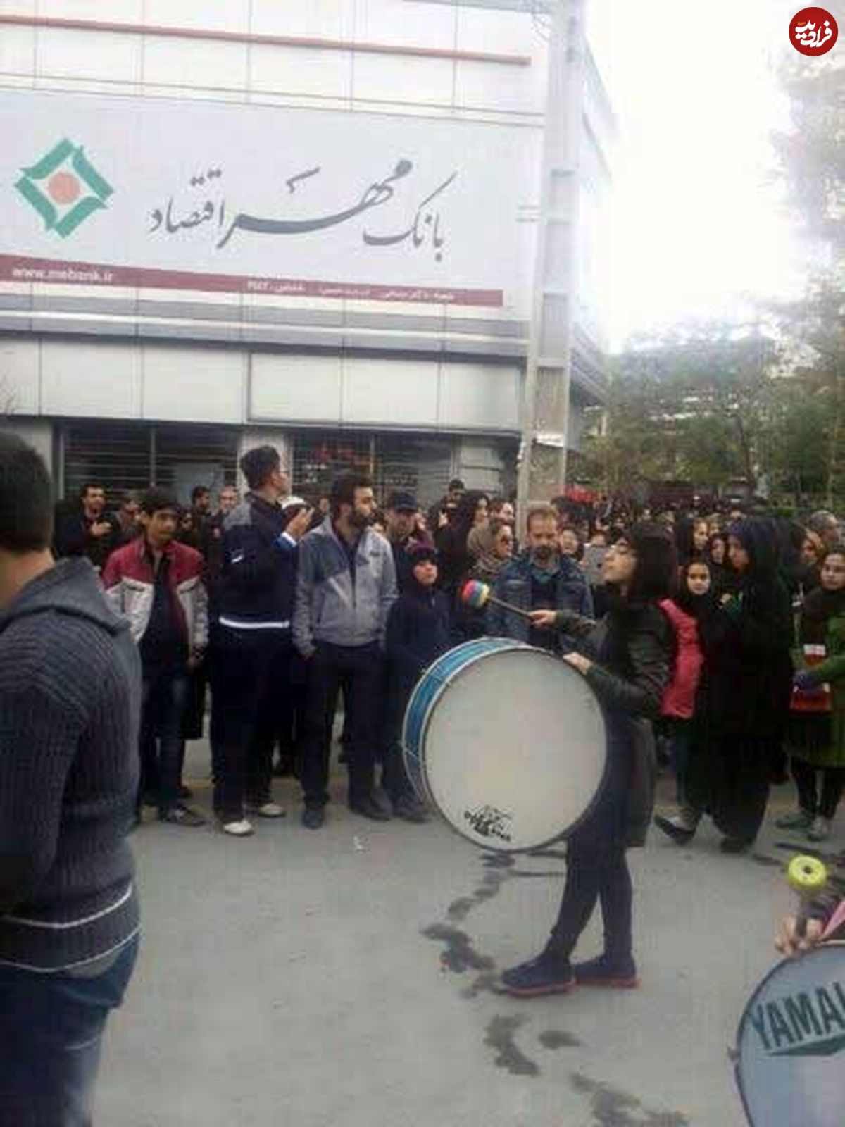 (تصویر) طبل زدن یک خانم در روز عاشورا