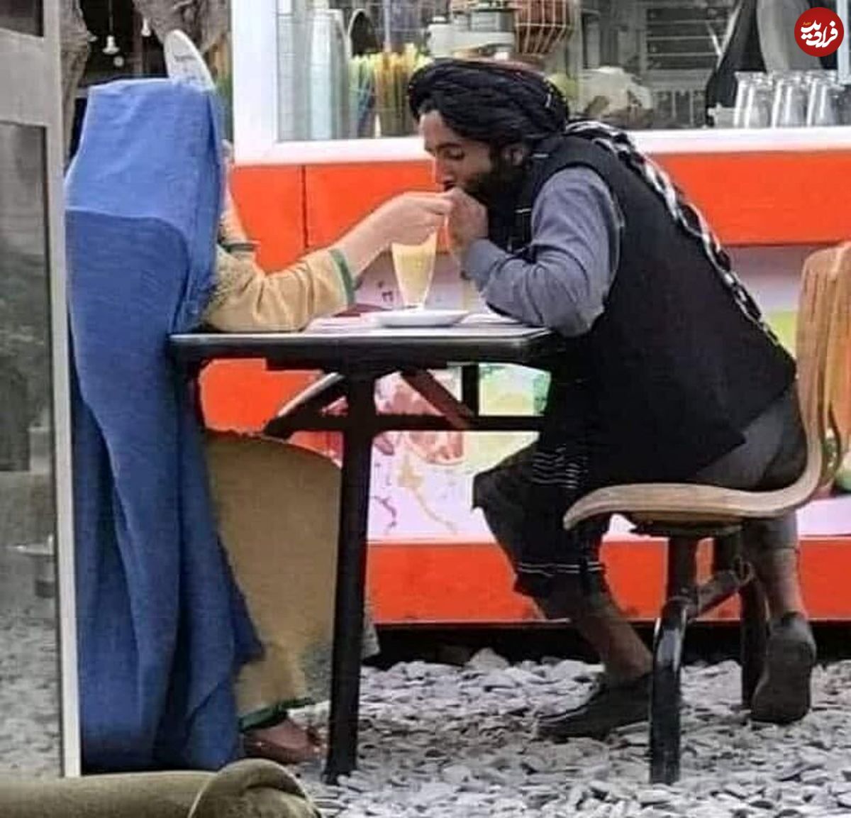 عکس/ قرار عاشقانه یکی از اعضای طالبان در کافه‌