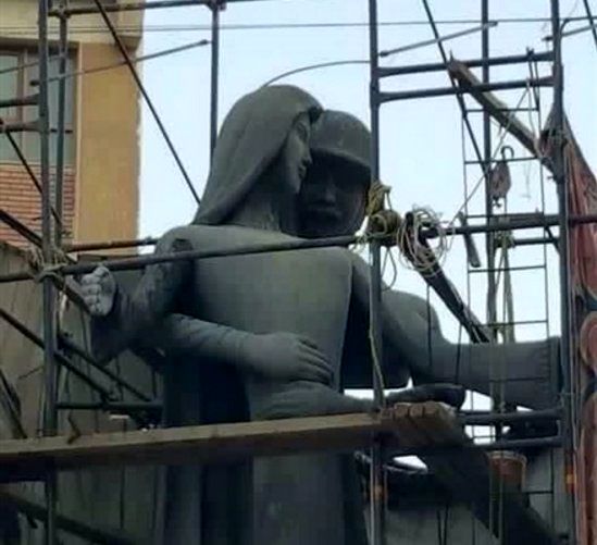 تصاویر/ جنجال مجسمه " مادر و پسر" در مصر