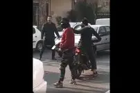 (ویدئو) سرقت هولناک گوشی توسط دو موتورسوار با قمه از یک شهروند