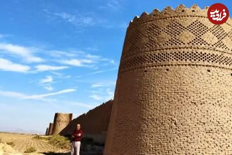 ببینید| تنها قلعه‌ای که هنوز در آن زندگی می‌کنند؛ در قم و کاملا سینمایی!