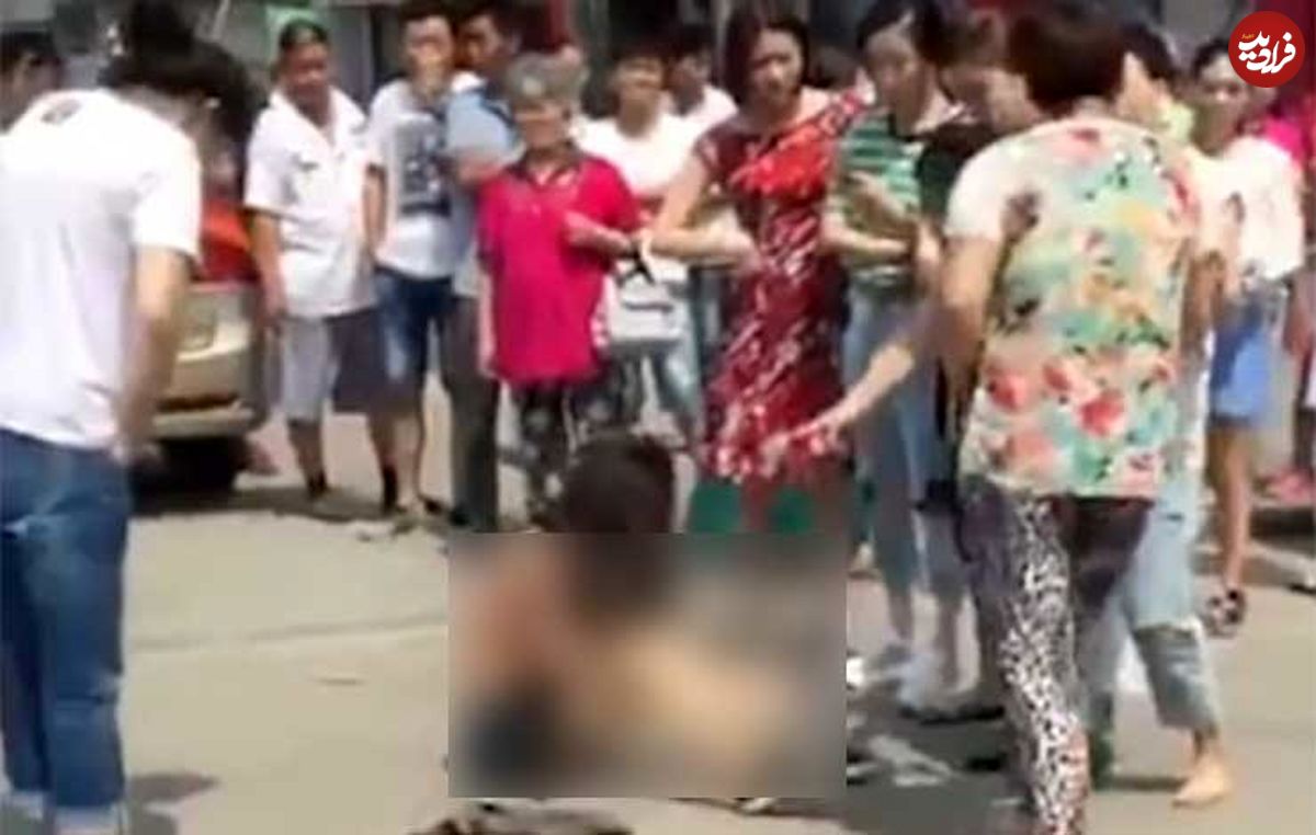 فیلم/ برهنه کردن دختر جوان توسط چند زن در خیابان!
