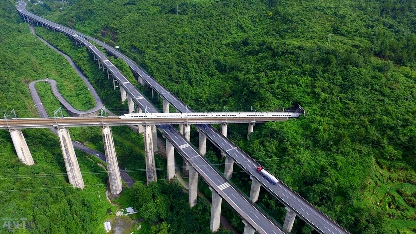 (ویدئو) مسیر ترسناک عبور ریل قطار در چین