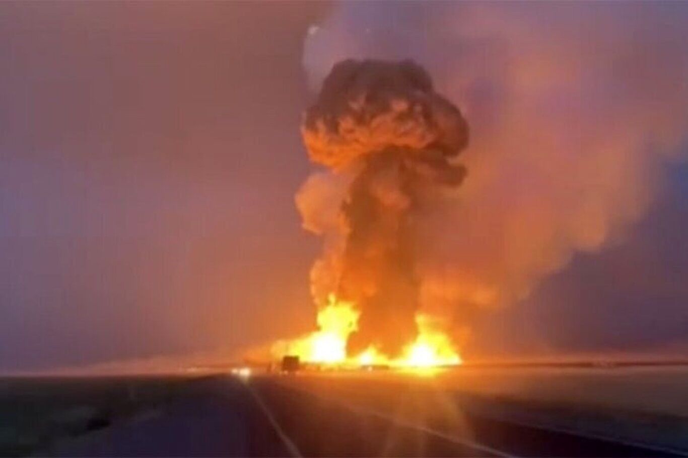 (ویدئو) لحظه هولناک انفجار یک کامیون حامل رنگ و لاک وسط بزرگراه در ازبکستان!