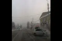 (ویدئو) لحظه تصادف وحشتناک در هوای مه‌آلود وسط چهارراه