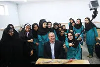 عکس سلفی قالیباف و دانش‌آموزان دختر