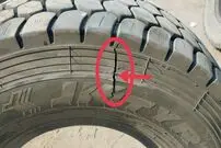 (ویدئو) مهارت حیرت انگیز یک استاد هندی در تعمیر پارگی شدید لاستیک کامیون