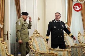 تصاویر؛ سفر در زمان؛ «شمخانی و سردار حاجی زاده» در حال بازدید از پهپادهای سپاه؛ سال 95