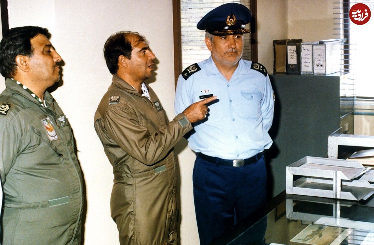 عکس؛ سفر در زمان؛ «سرلشکر ستاری» در حال تقدیر از یک خلبان؛ اواخر دهه 60