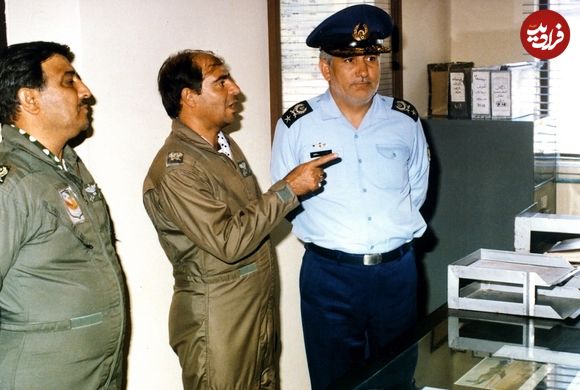 عکس؛ سفر در زمان؛ «سرلشکر ستاری» در حال تقدیر از یک خلبان؛ اواخر دهه 60