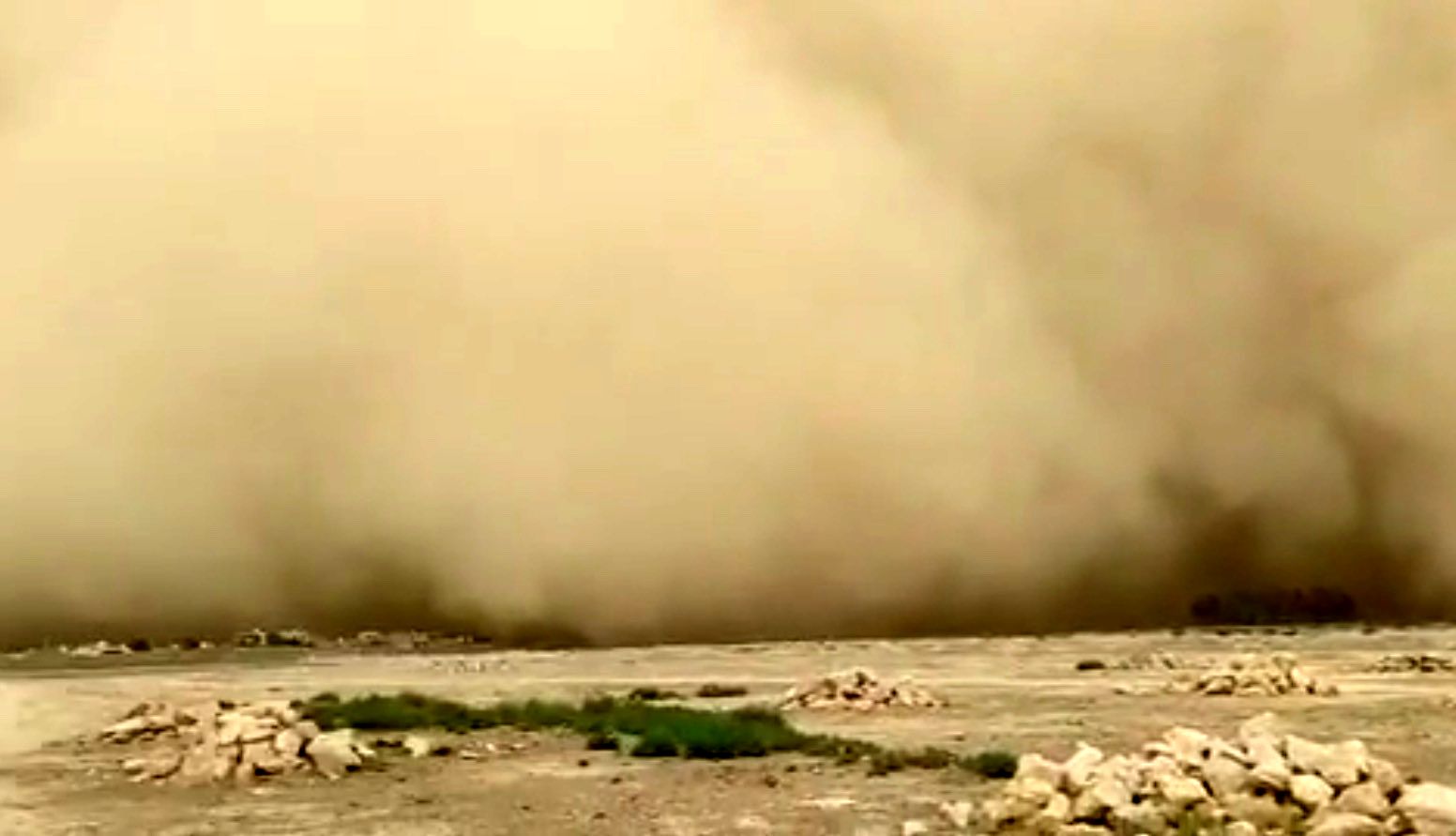 (ویدئو) طوفان شدید و بارش سیل آسا در ایرانشهر