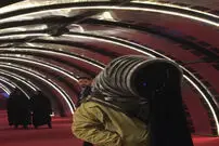 عکس/ اعتراض عجیب یک هنرمند به فرش قرمز