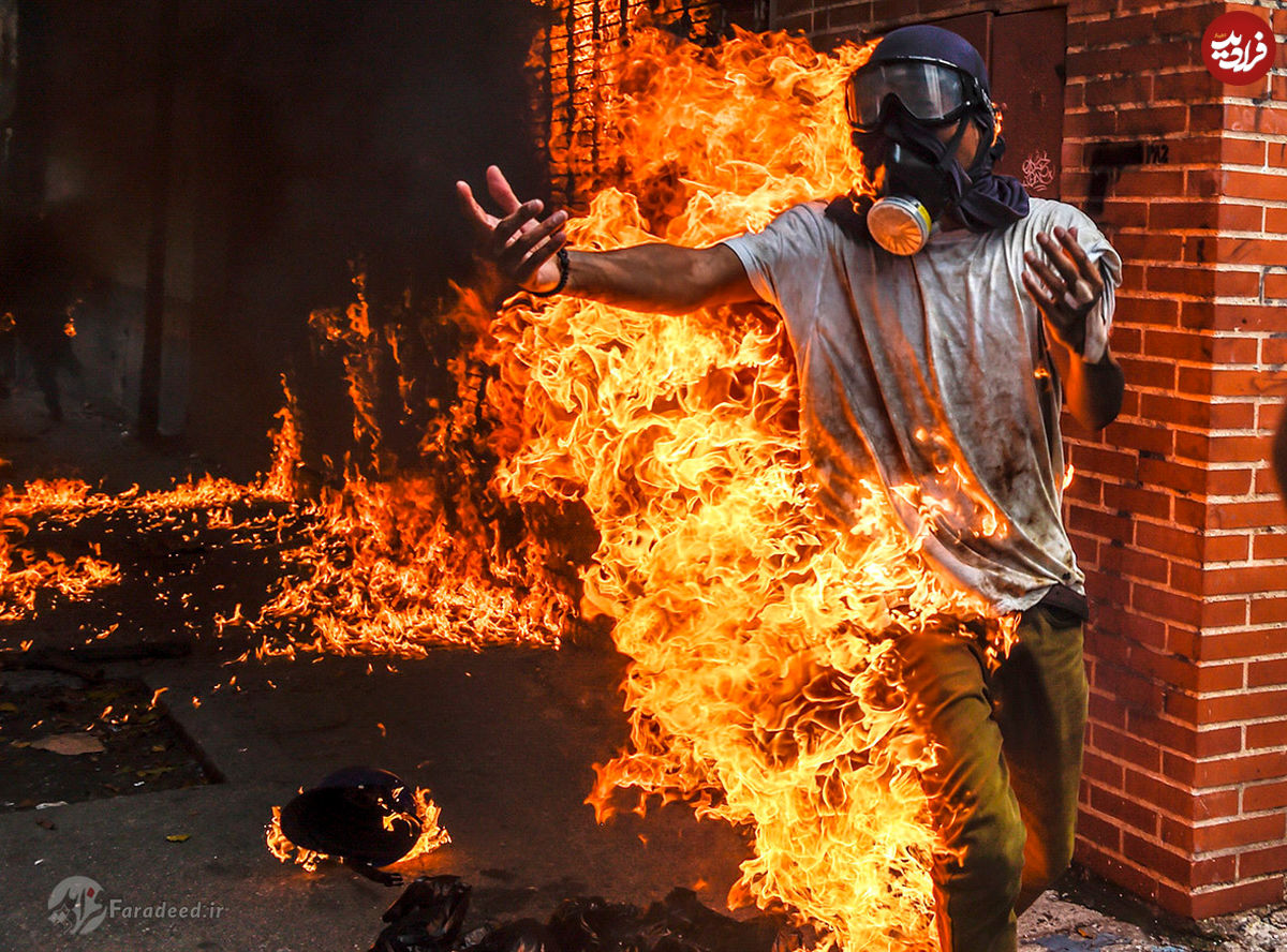تصاویر/ آتش گرفتن جوان معترض در ونزوئلا